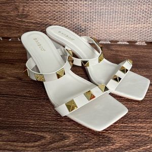 NWOT Bamboo white heels Sandals for women